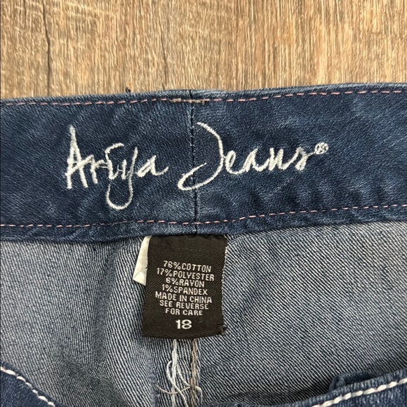 Araya Jeans Blue Denim Capris - Picture 2 of 5